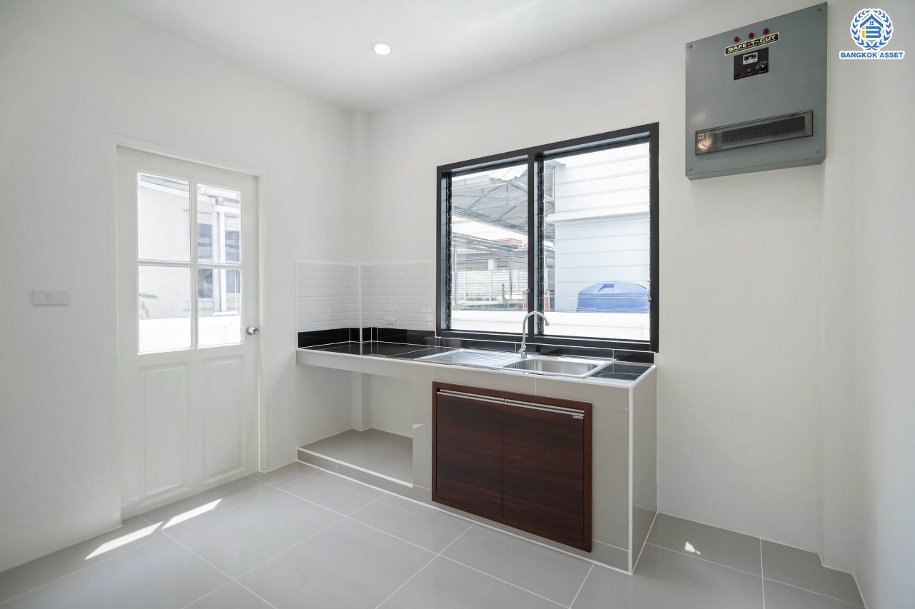 บ้านมือสองตกแต่งใหม่ โครงการ ชัยพฤกษ์ ทวีวัฒนา แบรนด์ LH เนื้อที่ 51 ตร.ว. ตอบโจทย์ทุกการอยู่อาศัย ด้วยฟังก์ชัน 3 ห้องนอน 2 ห้องน้ำ 1 ที่จอดรถ บนทำเลศักยภาพ เชื่อมต่อทางคู่ขนานลอยฟ้าบรมราชชนนี ใกล้ ม.มหิดล และเซ็นทรัลศาลายา